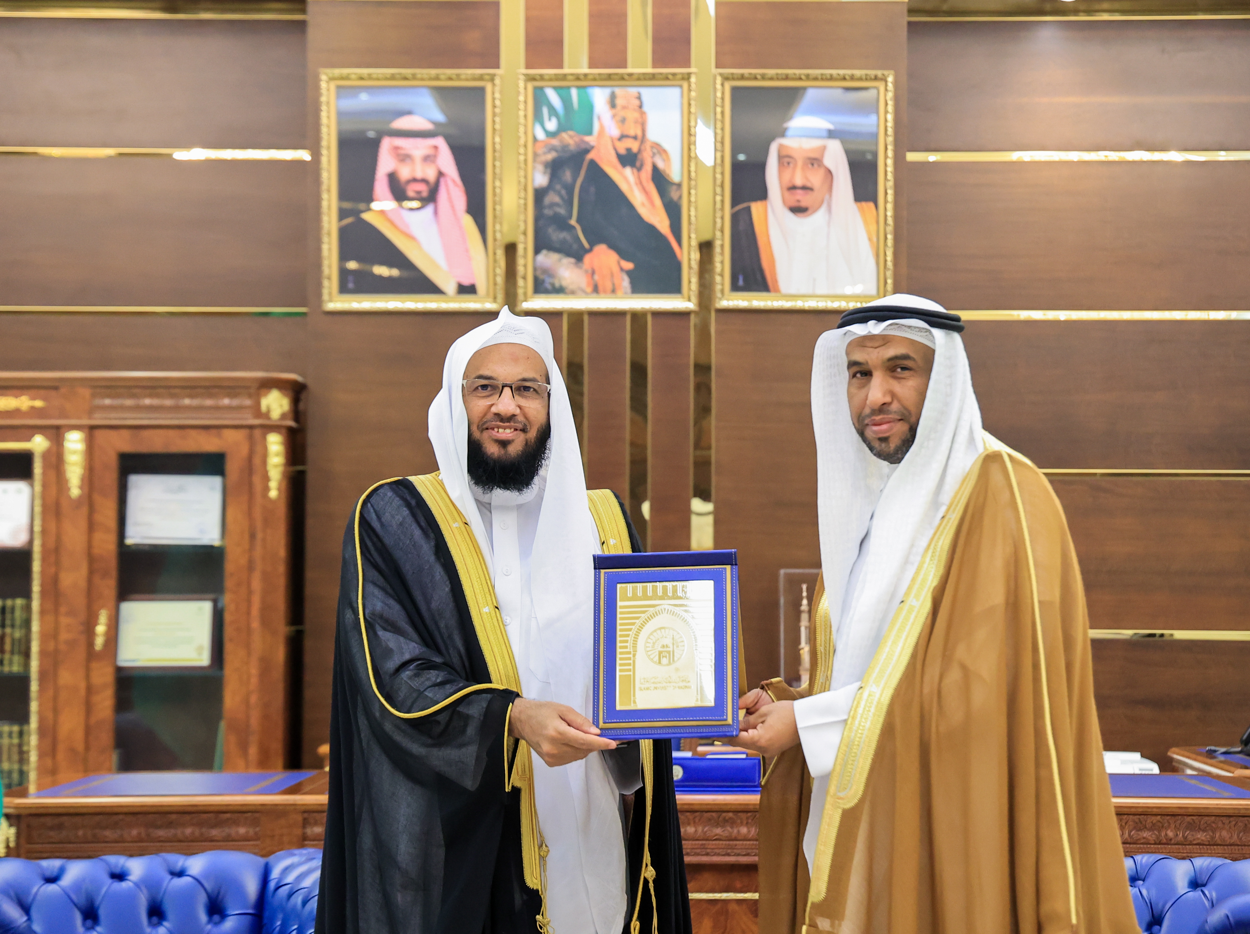 استقبل سعادة رئيس ⁧#الجامعة_الإسلامية⁩ المكلف  أ. د. حسن بن عبد المنعم العوفي، المدير التنفيذي لمجمع خادم الحرمين الشريفين للحديث النبوي الشريف د. رباح العنزي